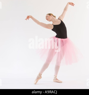 Weibliche Balletttänzer tanzen Stockfoto