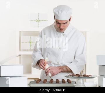 Männliche Konditor in Küche Stockfoto