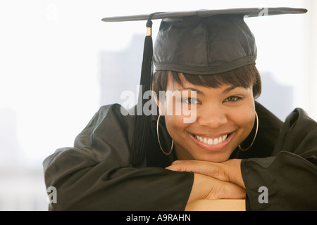 Afrikanische Frau tragen Graduierung Mütze und Mantel Stockfoto