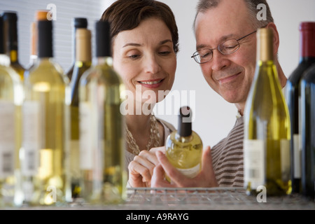 Paar auf der Suche bei Wein im store Stockfoto