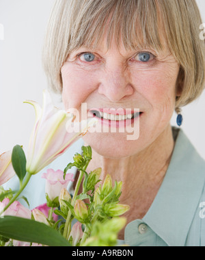 Nahaufnahme von senior Frau und Blumen Stockfoto