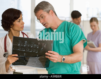 Männliche und weibliche Ärzte Blick auf X-ray Stockfoto