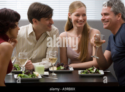 Zwei Paare Essen im restaurant Stockfoto