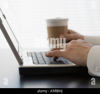 Geschäftsmann am Laptop tippen Stockfoto