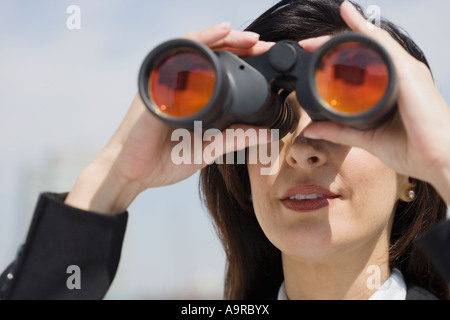 Geschäftsfrau, Blick durch ein Fernglas Stockfoto