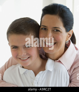 Nahaufnahme von Mutter und Sohn umarmt Stockfoto
