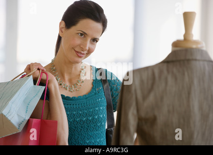 Frau Kleidung im Shop betrachten Stockfoto