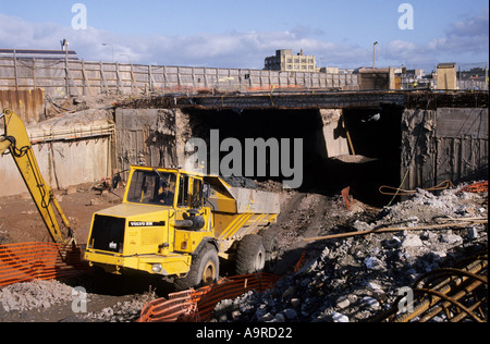 Industriebau in Cardiff Bay Verbindungsstraße schneiden und decken Straßentunnel Cardiff South Wales UK Stockfoto