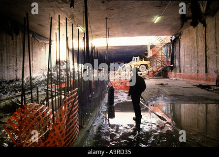 Industriebau in Cardiff Bay Verbindungsstraße schneiden und decken Straßentunnel Cardiff South Wales UK Stockfoto