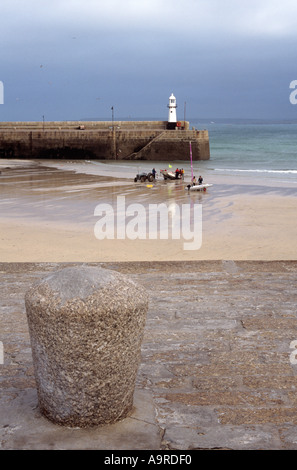 Hafen-Szene zeigt Smeatons Pier und der Leuchtturm am bei Ebbe in der Fischerei Stadt von St Ives in Cornwall in Großbritannien Stockfoto