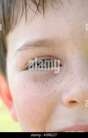 kleiner junge Gesicht Nahaufnahme glücklich lächelnd, beschnitten Stockfoto