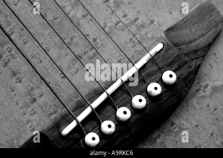 Akustikgitarre mit akzentuierten Linien Stockfoto