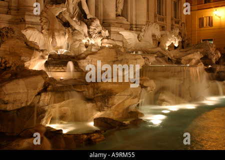 Trevi-Brunnen in der Nacht in Rom, Italien. Stockfoto