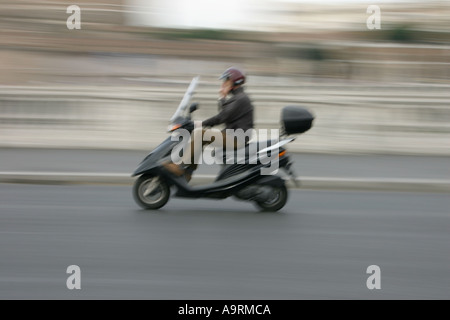 Scooter in Rom unterwegs. Stockfoto