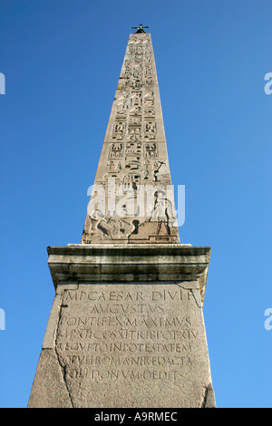 Ägyptischer Obelisk an Piazza del Popolo in Rom in Italien. Stockfoto