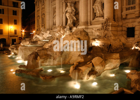 Trevi-Brunnen in der Nacht in Rom, Italien. Stockfoto