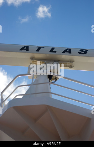 Radaranlage an Bord eines Kreuzfahrtschiffes Stockfoto