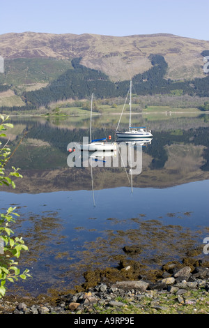 Festgemachten Jachten spiegelt sich in Loch am frühen Morgen Loch Leven Scotland UK Stockfoto