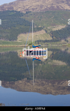 Festgemachten Jachten spiegelt sich in Loch am frühen Morgen Loch Leven Scotland UK Stockfoto