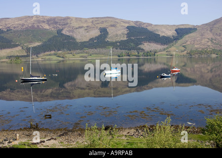 Festgemachten Jachten spiegelt sich in Loch am frühen Morgen Loch Leven Scotland UK Stockfoto