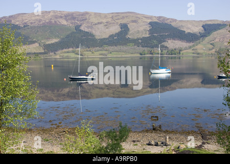 Festgemachten Jachten spiegelt sich in Loch am frühen Morgen Loch Leven Scotland UK Stockfoto