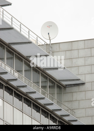 Satellitenschüssel auf dem Dach Stockfoto