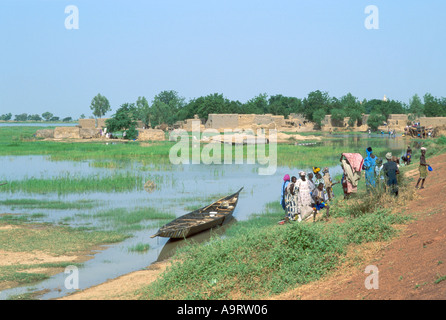 Kleine Pirogue-Flussfähre mit ausfahrenden Passagieren in Dagua Womina Im ländlichen Mali Stockfoto