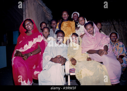 Familienmitglieder posieren für das Bild bei einer sudanesischen Hochzeit. Khartum, Sudan Stockfoto