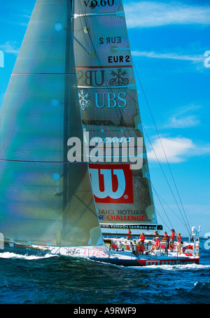 Die weiblichen Crew auf der Yacht Amer Sports zu beißen gegen den Wind bei der letzten Etappe Göteborg Kiel von Volvo Ocean Stockfoto
