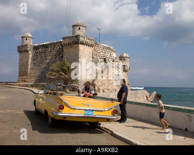 Kuba Havanna Cojimar 17. Jahrhundert Fort und amerikanischen 1950er Buick auf Oceanfront geparkt Stockfoto