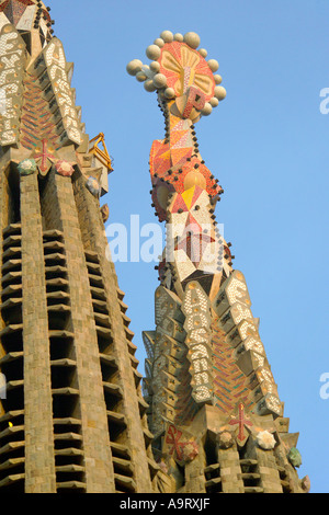 Detail auf die Türme der Fassade Leidenschaft im Westen von der Sagrada Familia in Barcelona. Stockfoto