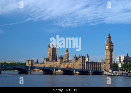 Ein roter Londoner Bus geht über Westminster Bridge vor den Houses of Parliament, Westminster und Big Ben Stockfoto