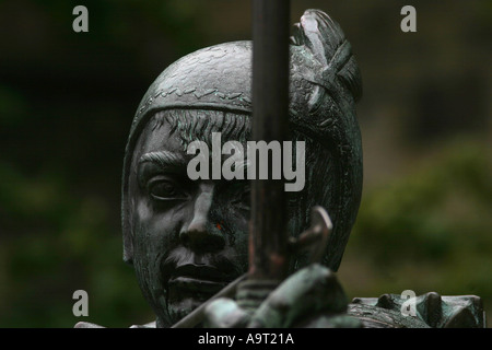 Robin Hood-Statue von James Woodford 1951 außerhalb Nottingham Castle wurde Nottingham durch Philip E F Clay Esquire am gegeben Stockfoto