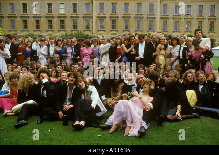 Universitätsstudenten am Magdalen College Oxford. Mai Ball am Morgen nach der Nacht, bevor Überlebende HOMER SYKES aus den 1980er Jahren fotografieren Stockfoto