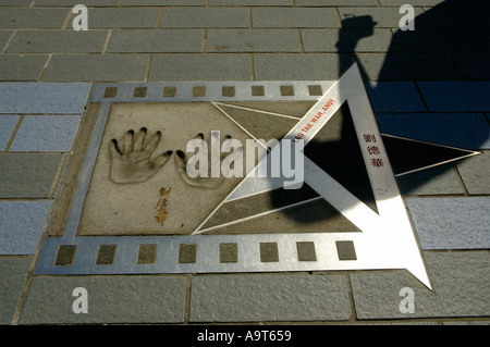 Lau Tak Wah Andy Plaque feiert Hongkong-Kinos in Tsim Sha Tsui Stockfoto