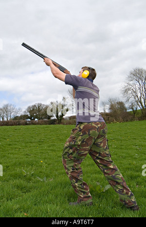 Begeisterter Amateur Tontaubenschießen in einem Devon Feld. GROSSBRITANNIEN Stockfoto