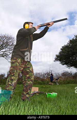 Begeisterte Amateure schossen auf einem South Devon Feld mit Tontauben. GROSSBRITANNIEN Stockfoto