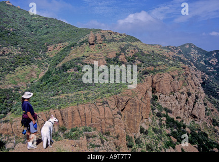 Wanderer und Hund am Kreis X Ranch, Kalifornien Stockfoto