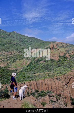 Wanderer und Hund gegenüber Balanced Rock im Kreis X Ranch in Kalifornien Stockfoto