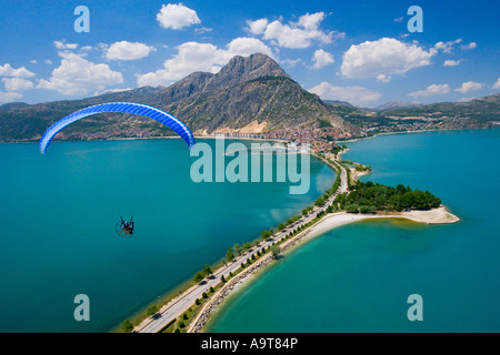 Angetriebenes Paraglider überfliegen Yesilada (grüne Insel) Egirdir See Türkei Stockfoto