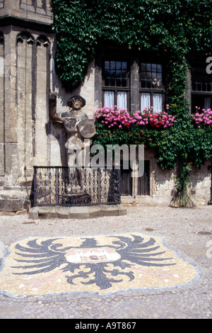 Das Quedlinburg Roland und Stadt Wappen vor das Rathaus Rathaus in Quedlinburg, Deutschland Stockfoto