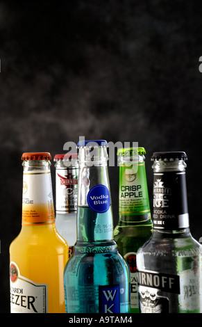 Alkopops Alcopops Smirnoff Ice Wkd Breezer Teen trinken Stockfotografie