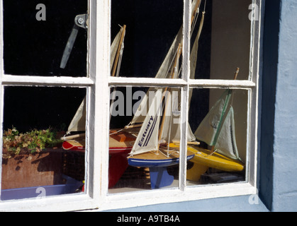 Modell-Segelboote im Fenster des englischen cottage Stockfoto