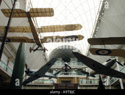 Verschiedene historische Flugzeuge hängen von der Decke im Imperial war Museum London England UK Stockfoto
