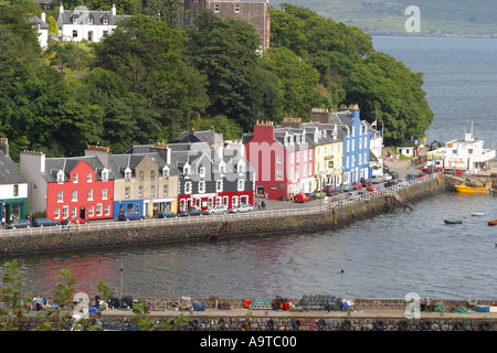 Tobermory auf der Isle of Mull Schottland Ansicht zeigt bunte Ladenfronten entlang der Hafenseite Stockfoto