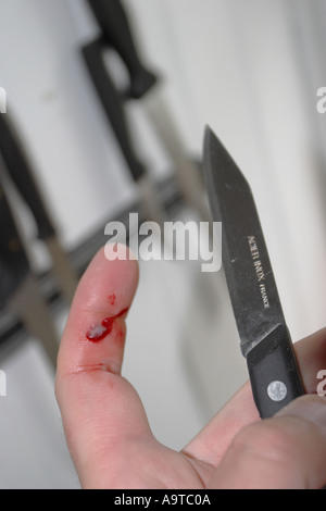 Verletzungen Unfall im Haus Finger geschnitten mit einem scharfen Messer in der Küche, während die Zubereitung von Speisen Stockfoto