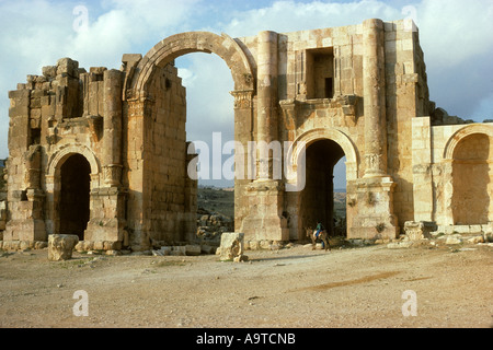 Hadrian s Bogen Südtor Jerash antike Gerasa errichtet und widmet sich der Kaiser Hadrian anlässlich seines Besuchs Jordan Stockfoto