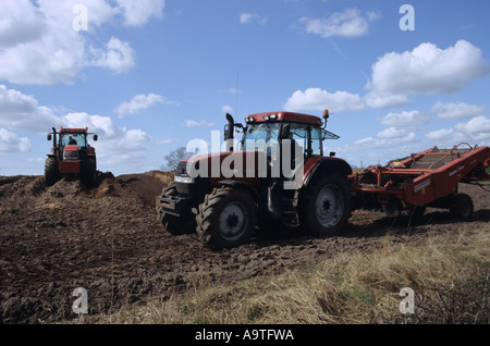 Zwei Traktoren In Cheshire Feld Stockfoto