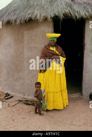 Herero-Frau und Kind tragen traditionelle Kleidung und Kopfbedeckung Botswana Stockfoto