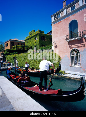 Gondel bei Ponte Dell Accademia in Venedig, UNESCO World Heritage Site, Italien, Europa. Foto: Willy Matheisl Stockfoto